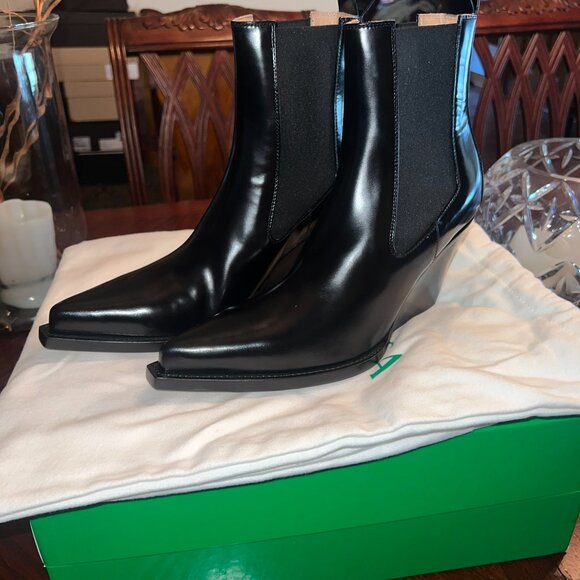 Bottega Veneta 'The Lean' Chelsea Boot - Picture 2 of 5